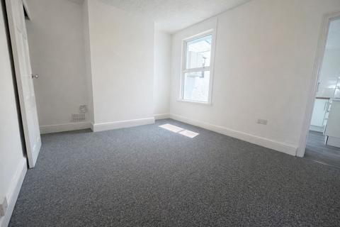3 bedroom end of terrace house to rent, Regent Road, Gillingham
