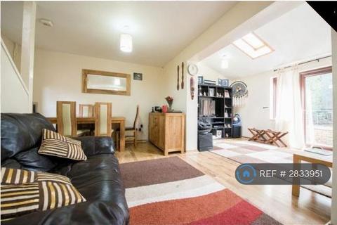 3 bedroom semi-detached house to rent, Robertson Close, Milton Keynes, MK5