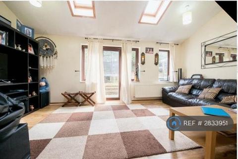 3 bedroom semi-detached house to rent, Robertson Close, Milton Keynes, MK5