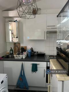 1 bedroom in a house share to rent, Clifton Road, Kingston Upon Thames, KT2