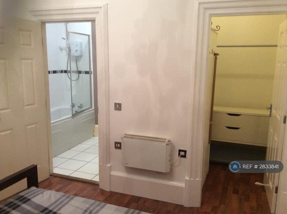 En-Suite/ Walk In Wardrobe