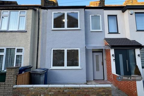 4 bedroom terraced house to rent, Brunswick Avenue, London, N11