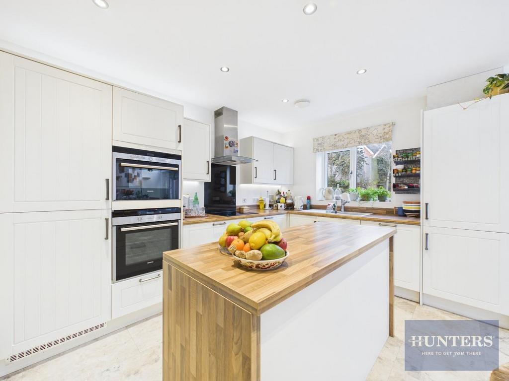 Kitchen / Dining Area
