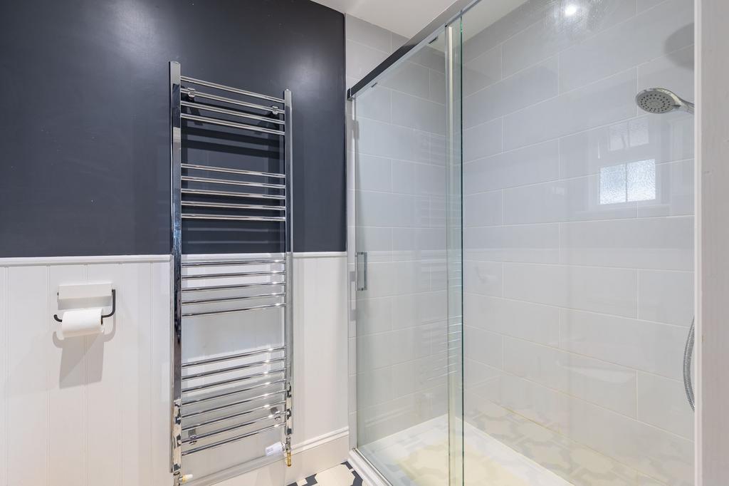 Guest en-suite shower room