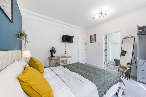 2 bedroom flat share to rent, Brick Lane, London E1