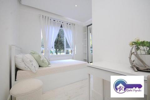 1 bedroom in a flat share to rent, Paddington, London W2