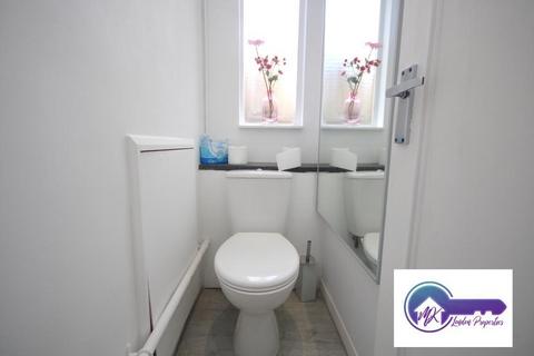 1 bedroom in a flat share to rent, Paddington, London W2