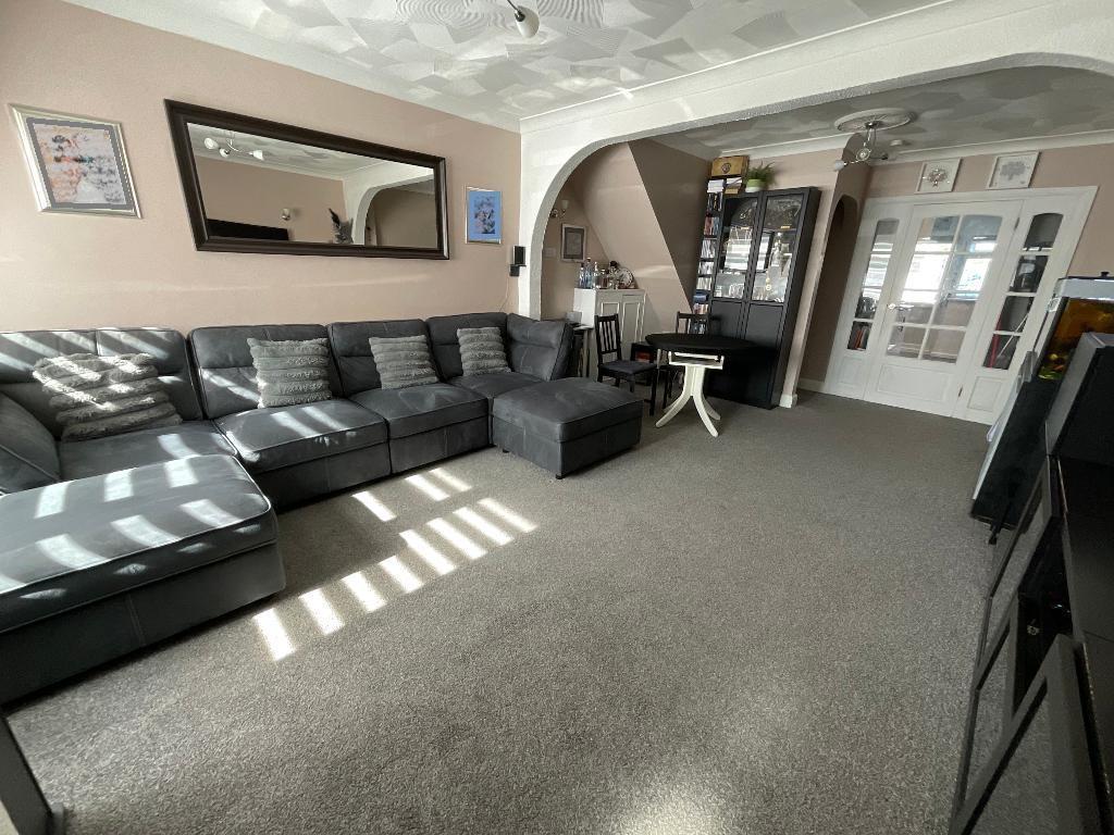 LIVING ROOM 22'5 x 13'4