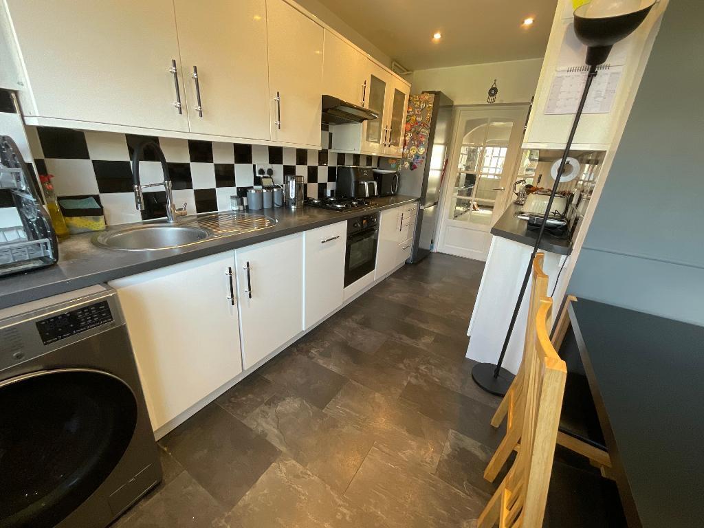 L-SHAPED KITCHEN/DINER 14'3 x 6'4> 12'