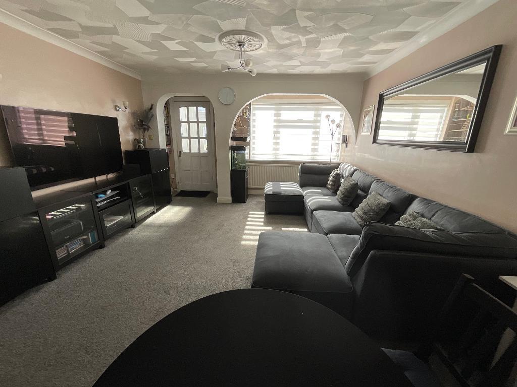LIVING ROOM 22'5 x 13'4
