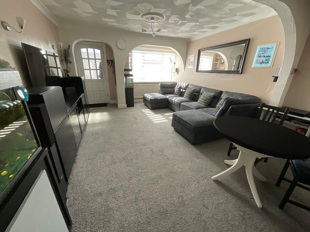 LIVING ROOM 22'5 x 13'4