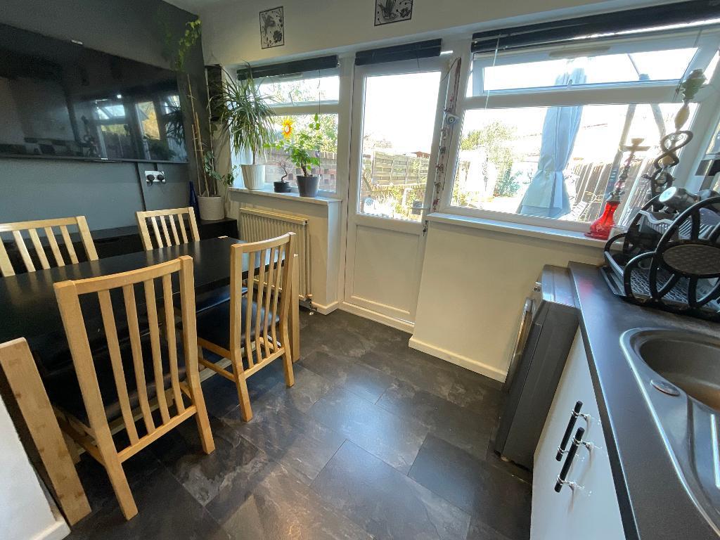L-SHAPED KITCHEN/DINER 14'3 x 6'4> 12'