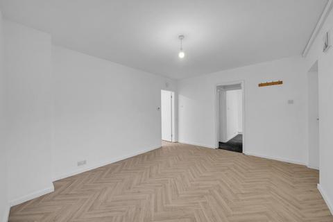 2 bedroom flat to rent, West Byfleet, Surrey