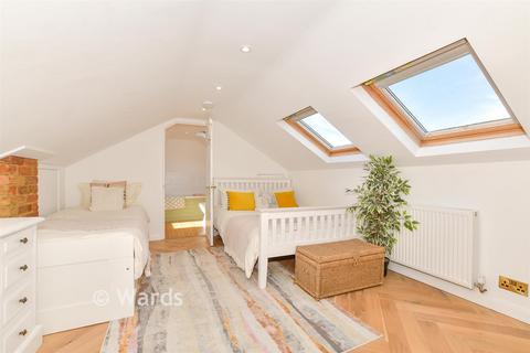 4 bedroom chalet for sale, Essex Avenue, Herne Bay, Kent