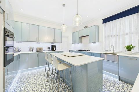 undefined, Salisbury Road, Farnborough, Hampshire, GU14