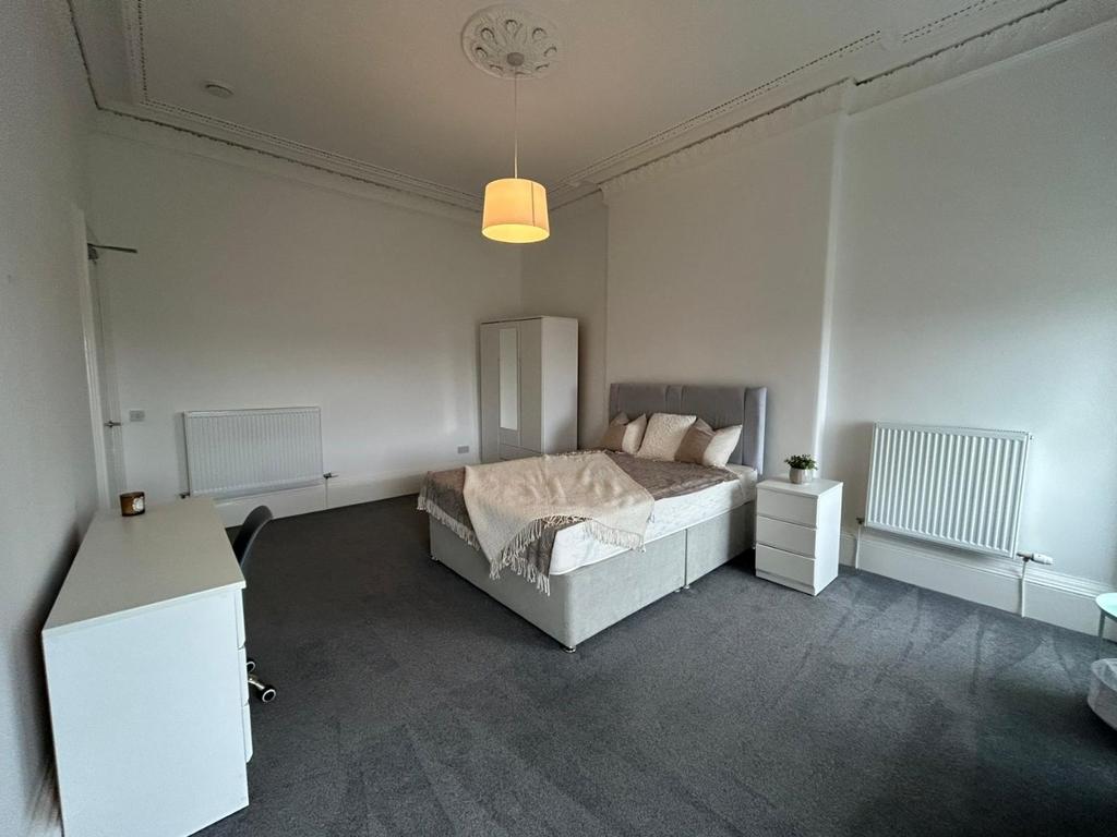 Bright, neat double bedroom with storage...