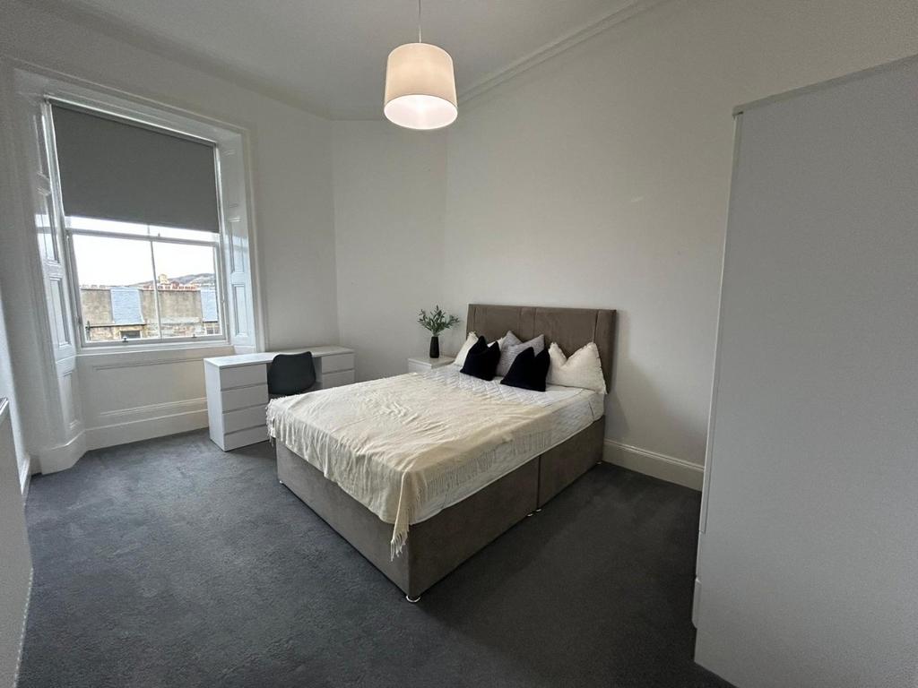 Bright, well-kept double room with modern bed...