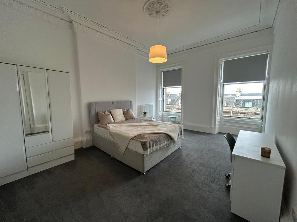 Bright, tidy double bedroom with large windows...