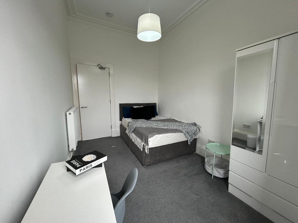 Bright, tidy bedroom with double bed and storag...