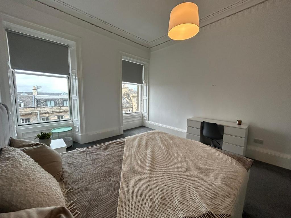 Bright room with double bed and city views...