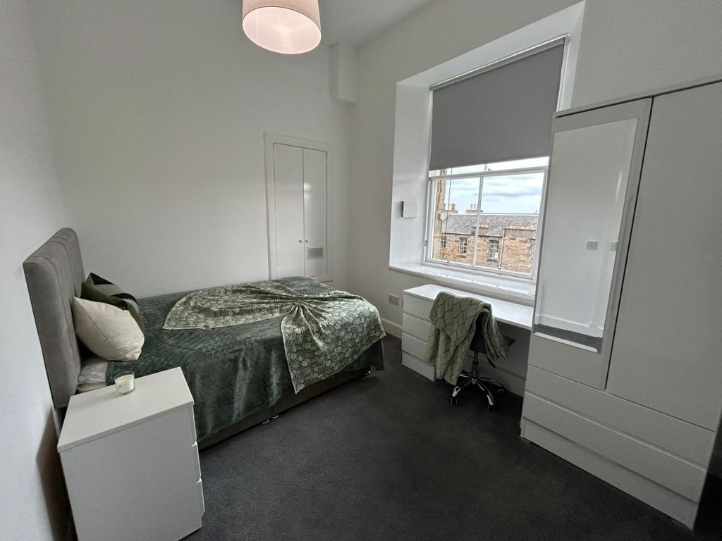 Bright, neat double bedroom with study space...