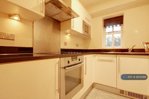 2 bedroom flat to rent, Hetton House, Loughton, IG10