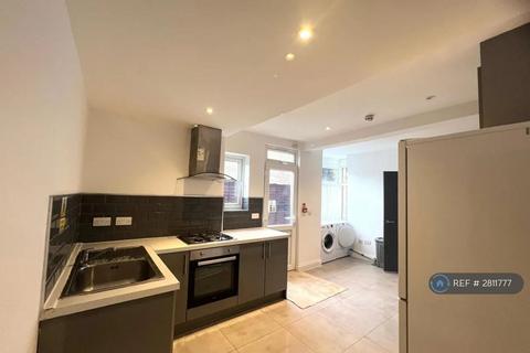 1 bedroom in a house share to rent, Whitton Road, Hounslow, TW3