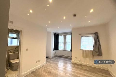 1 bedroom in a house share to rent, Whitton Road, Hounslow, TW3