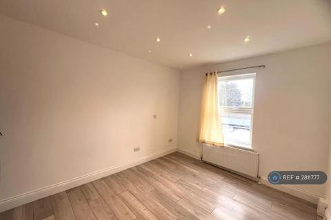 1 bedroom in a house share to rent, Whitton Road, Hounslow, TW3