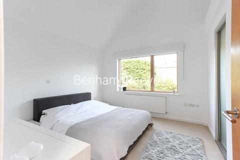3 bedroom apartment to rent, Sloane Mews, Crouch End N8