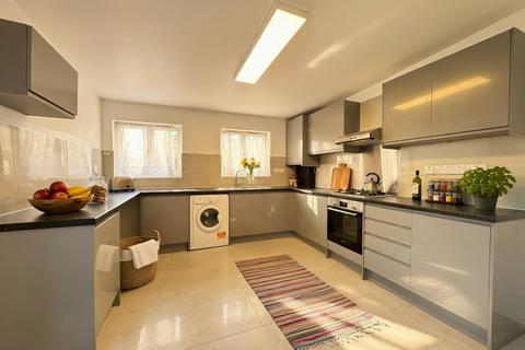 2 bedroom maisonette to rent, St Albans Road, London