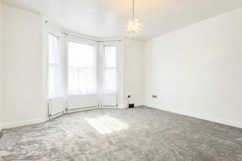 2 bedroom maisonette to rent, St Albans Road, London
