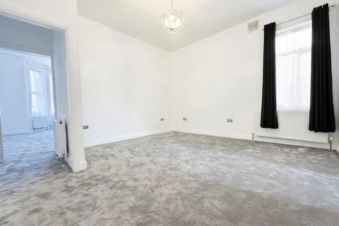 2 bedroom maisonette to rent, St Albans Road, London