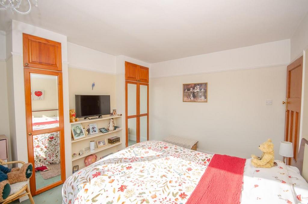 Bedroom two pic 3.jpg