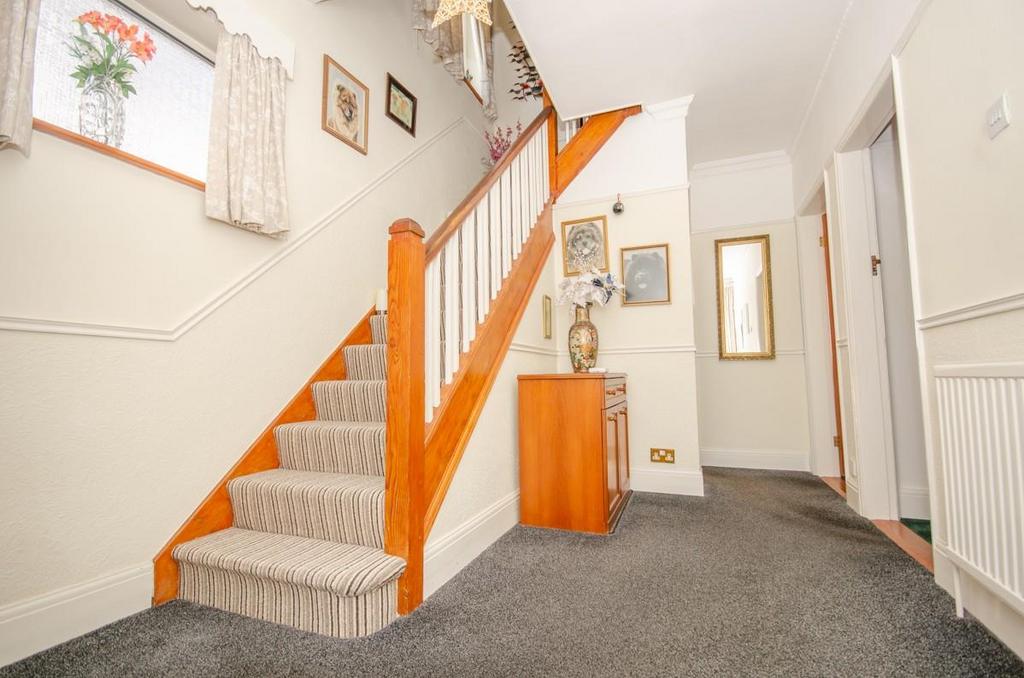 Entrance hall pic 2.jpg
