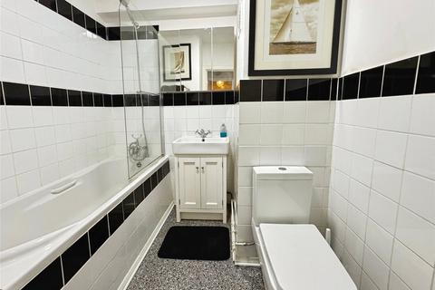 1 bedroom flat for sale, Marine Court, East Sussex TN38