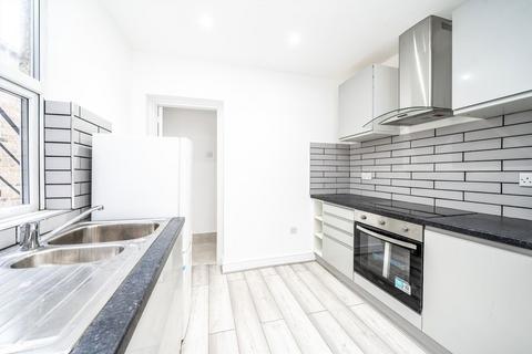 1 bedroom flat to rent, Hanworth Road, Hounslow TW4