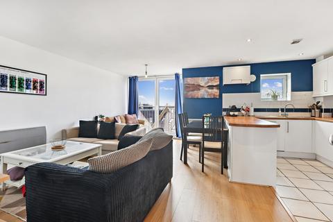 2 bedroom flat for sale, Holland Gardens, Brentford, London, TW8