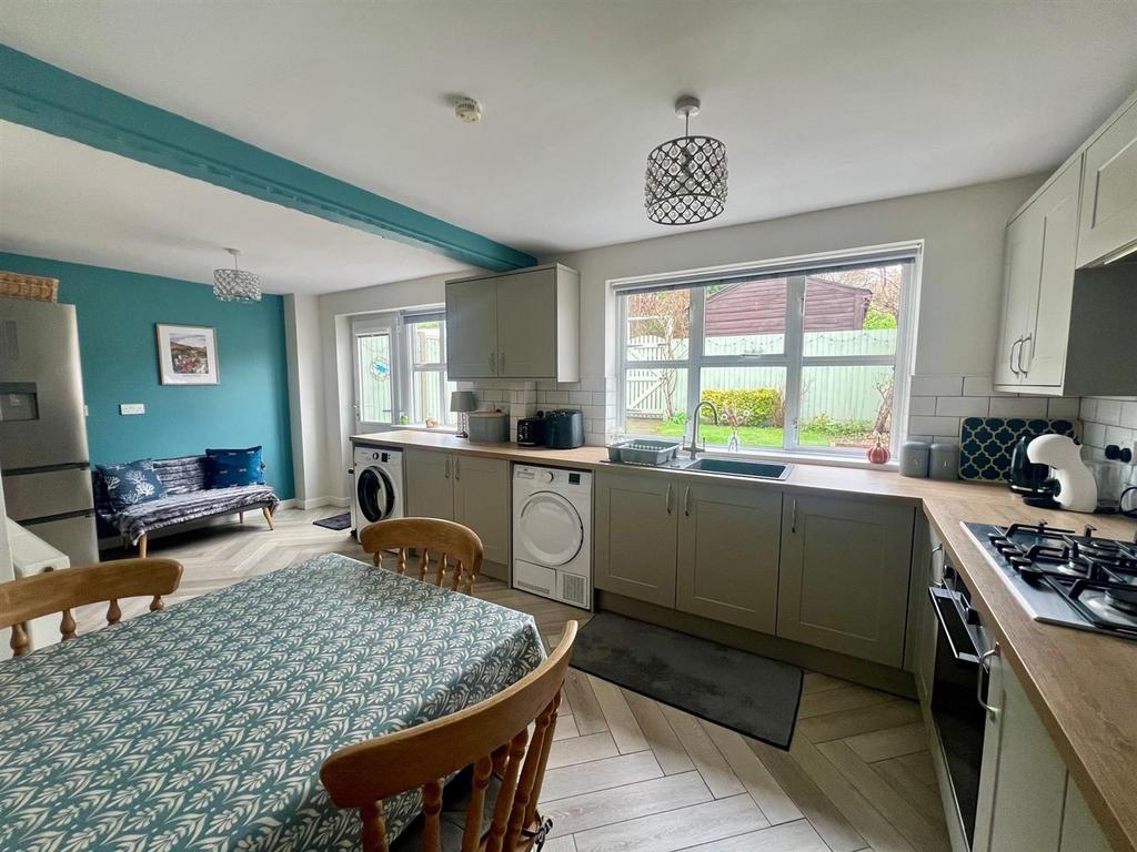 Kitchen 2.jpg