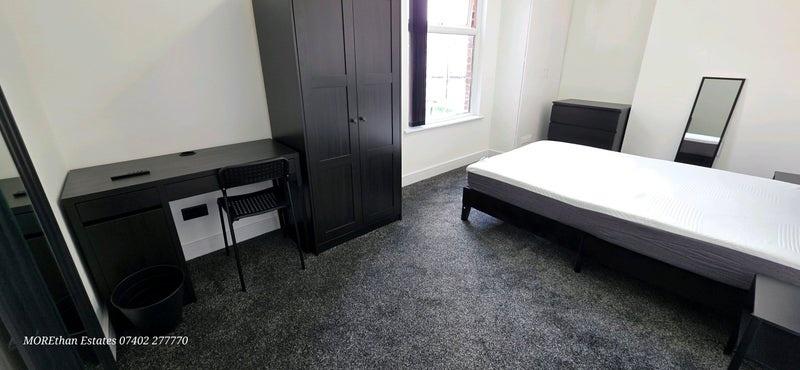 A tidy and well-maintained single bedroom featu...