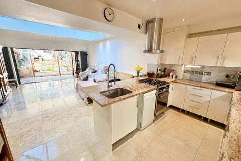 4 bedroom terraced house for sale, Goldsmith Avenue, London NW9