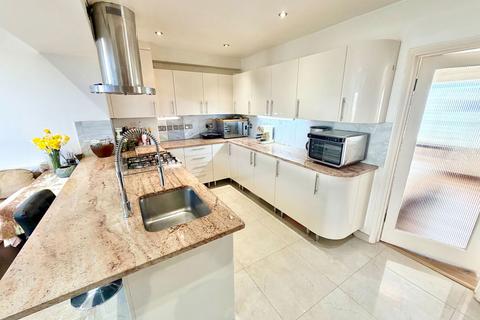 4 bedroom terraced house for sale, Goldsmith Avenue, London NW9