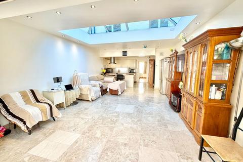 4 bedroom terraced house for sale, Goldsmith Avenue, London NW9
