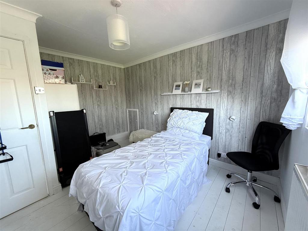 23 coombe bedro.jpeg