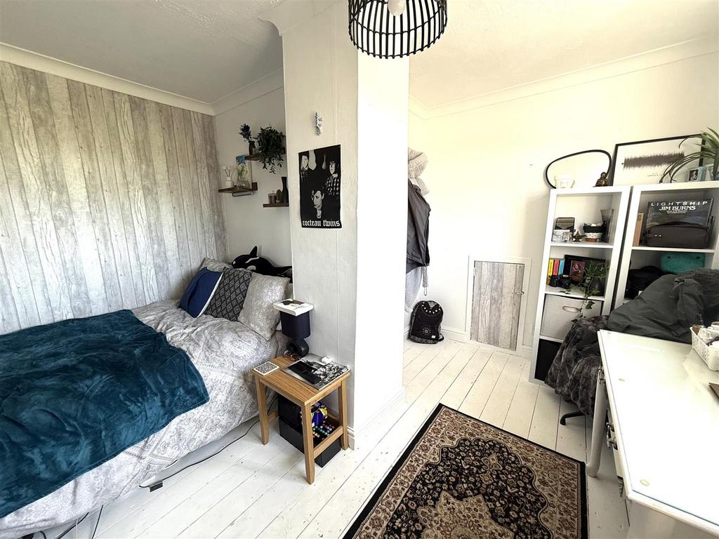 23 coombe bedroom.jpeg