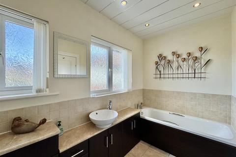 undefined, Benomley Crescent, Almondbury, Huddersfield, HD5 8LT
