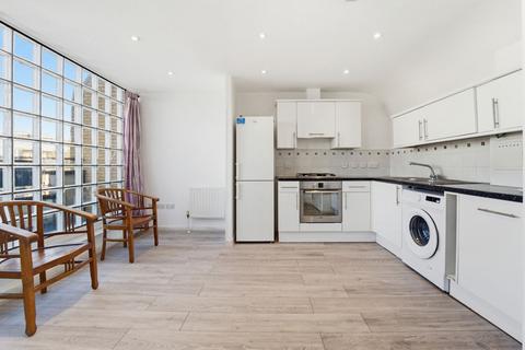 2 bedroom flat to rent, Hanworth Road, Hounslow TW3