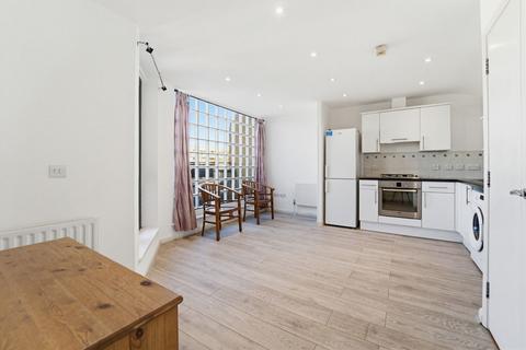 2 bedroom flat to rent, Hanworth Road, Hounslow TW3
