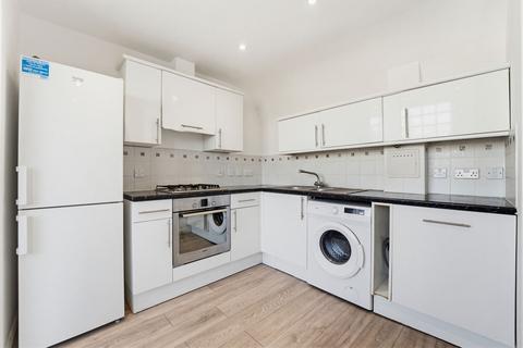 2 bedroom flat to rent, Hanworth Road, Hounslow TW3