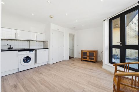 2 bedroom flat to rent, Hanworth Road, Hounslow TW3